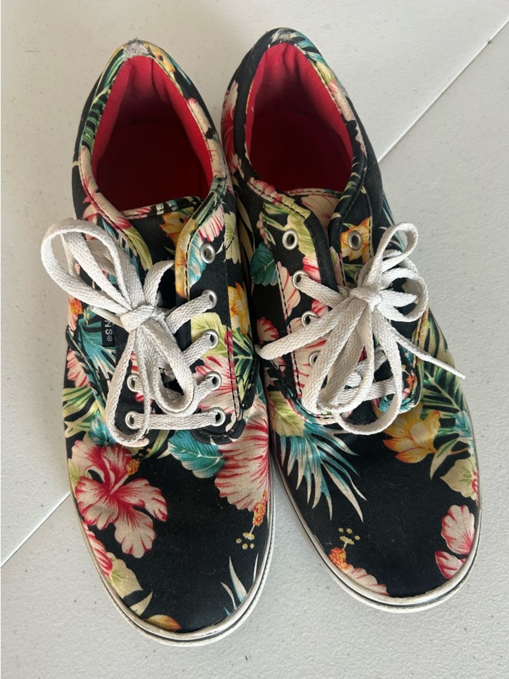 Van’s Womens Canvas Lace-Up Sneakers - Black Tropical Floral
